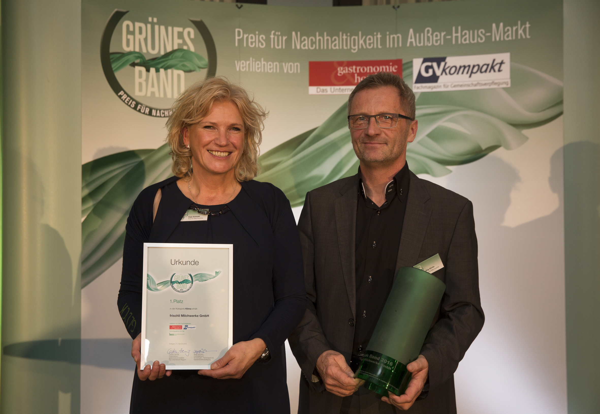 Kaja Schnell und Jörg Göcke nahmen auf der diesjährigen Intergastra in Stuttgart den Nachhaltigkeitspreis „Grünes Band“ entgegen. Foto: Frischli